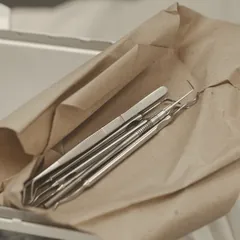 Instrumental quirúrgico esterilizado sobre una bandeja